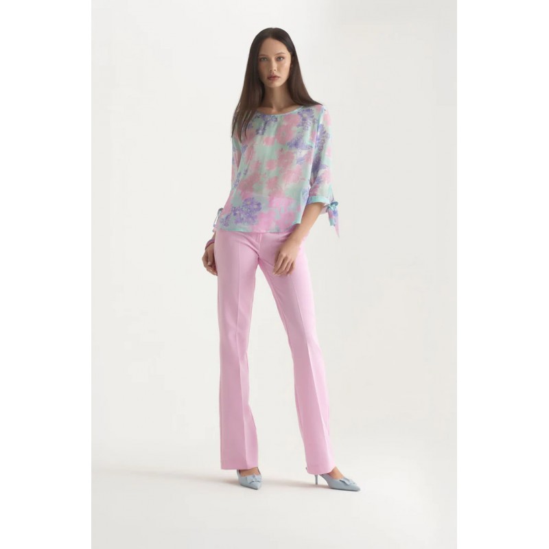 Pantalone classico rosa vista anteriore indossato