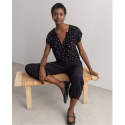 Blusa scollo a V ampia pois nero vista anteriore indossata
