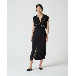 Blusa scollo a V ampia pois nero vista anteriore indossata