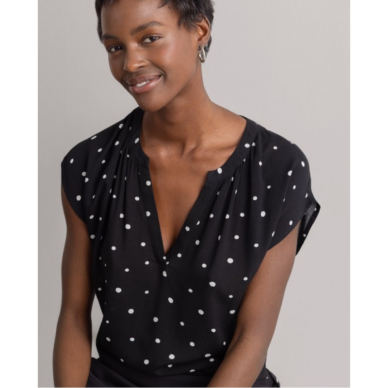 Blusa scollo a V ampia pois nero vista anteriore indossata in primo piano