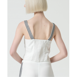 Top crop in viscosa con spalline ricamate bianche vista posteriore indossata