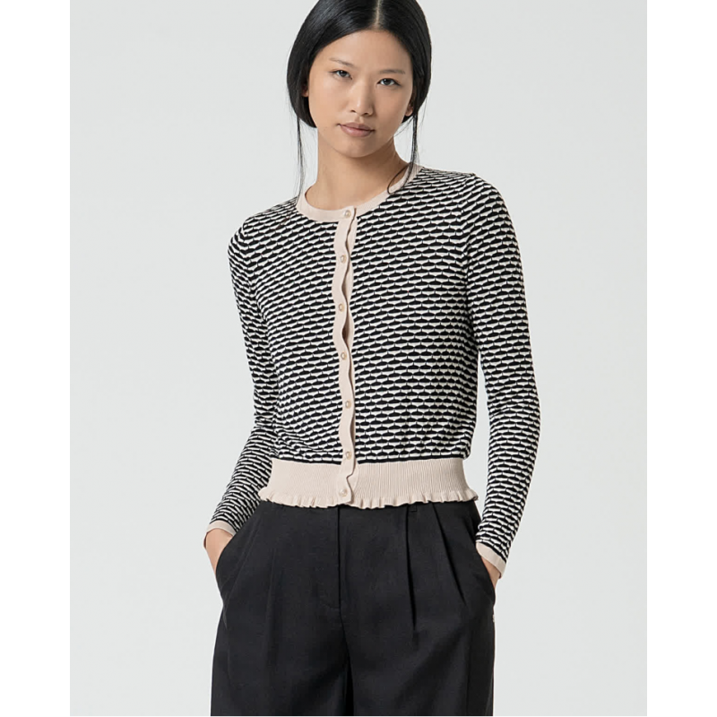 Cardigan in viscosa elasticizzata fantasia nero vista anteriore indossata Cardigan in viscosa elasticizzata fantasia nero vista anteriore indossata