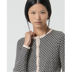 Cardigan in viscosa elasticizzata fantasia nero vista anteriore indossata primo piano