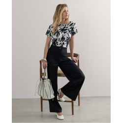 Camicia elasticizzata bianca fantasia a contrasto nero vista anteriore indossata