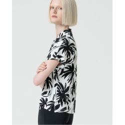 Camicia elasticizzata bianca fantasia a contrasto nero vista anteriore indossata