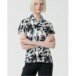 Camicia elasticizzata bianca fantasia a contrasto nero vista anteriore indossata