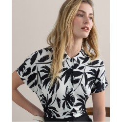Camicia elasticizzata bianca fantasia a contrasto nero vista anteriore indossata in primo piano