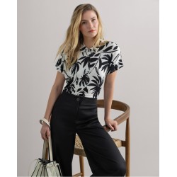 Camicia elasticizzata bianca fantasia a contrasto nero vista anteriore indossata