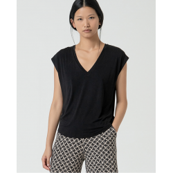 T-shirt scollo a V in viscosa nera vista anteriore indossata