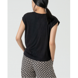T-shirt scollo a V in viscosa nera vista posteriore indossata