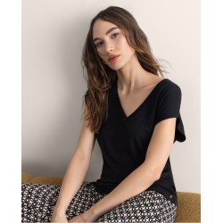 T-shirt scollo a V in viscosa nera vista anteriore indossata