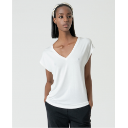 T-shirt scollo a V senza maniche bianca vista anteriore indossata