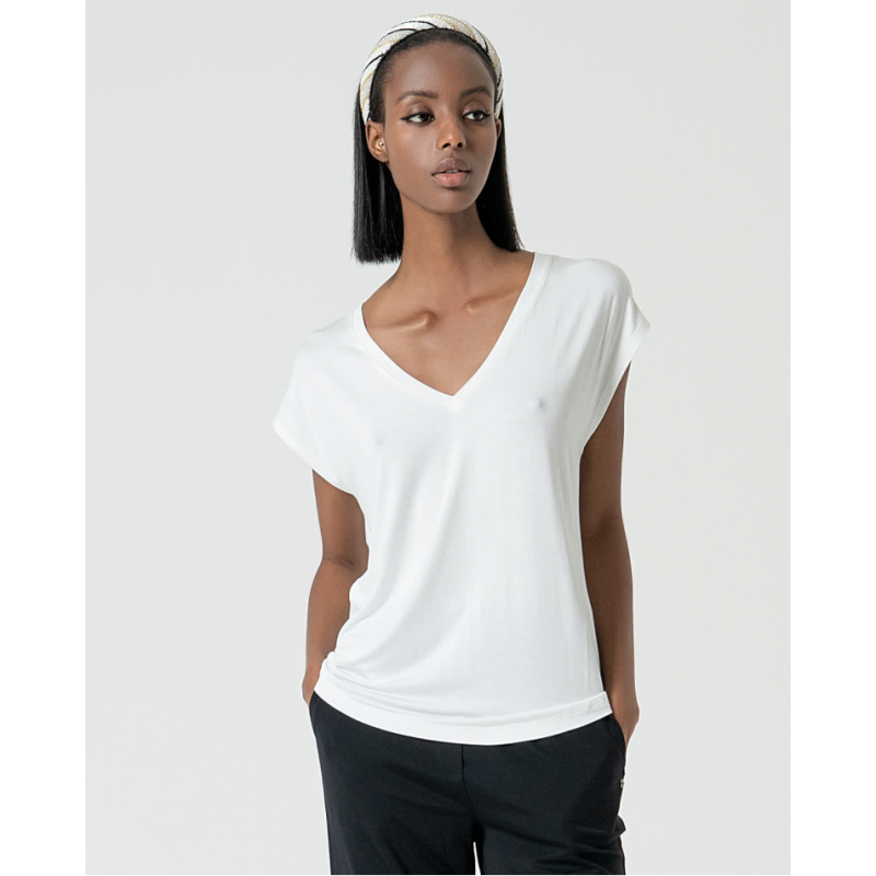 T-shirt scollo a V senza maniche bianca vista anteriore indossata