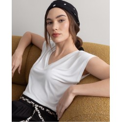 T-shirt scollo a V senza maniche bianca vista anteriore indossata  in primo piano