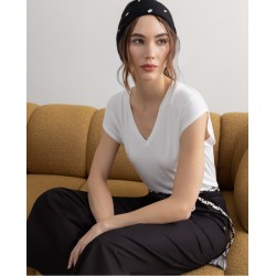 T-shirt scollo a V senza maniche bianca vista anteriore indossata