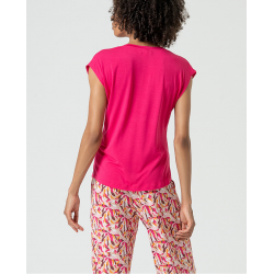 T-shirt scollo a V fucsia vista posteriore indossata
