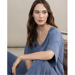 Maglia oversize scollo a V indaco vista indossata a primo anteriore primo piano sulla manica