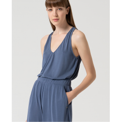 Pantaloni elasticizzati wide leg indaco vista anteriore indossato in primo piano elastico in vita