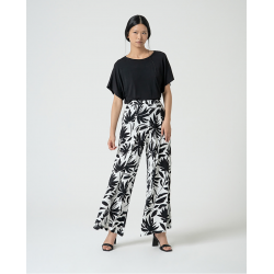 Pantaloni elasticizzati gamba larga fantasia a contrasto nero con fondo bianco vista anteriore indossato