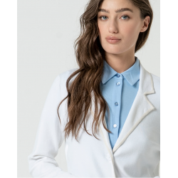 Blazer monopetto in maglia con bordo in panna vista anteriore indossato in primo piano dello scollo