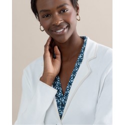 Blazer monopetto in maglia con bordo in panna vista anteriore indossato