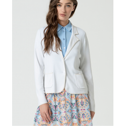 Blazer monopetto in maglia con bordo in panna vista anteriore indossato