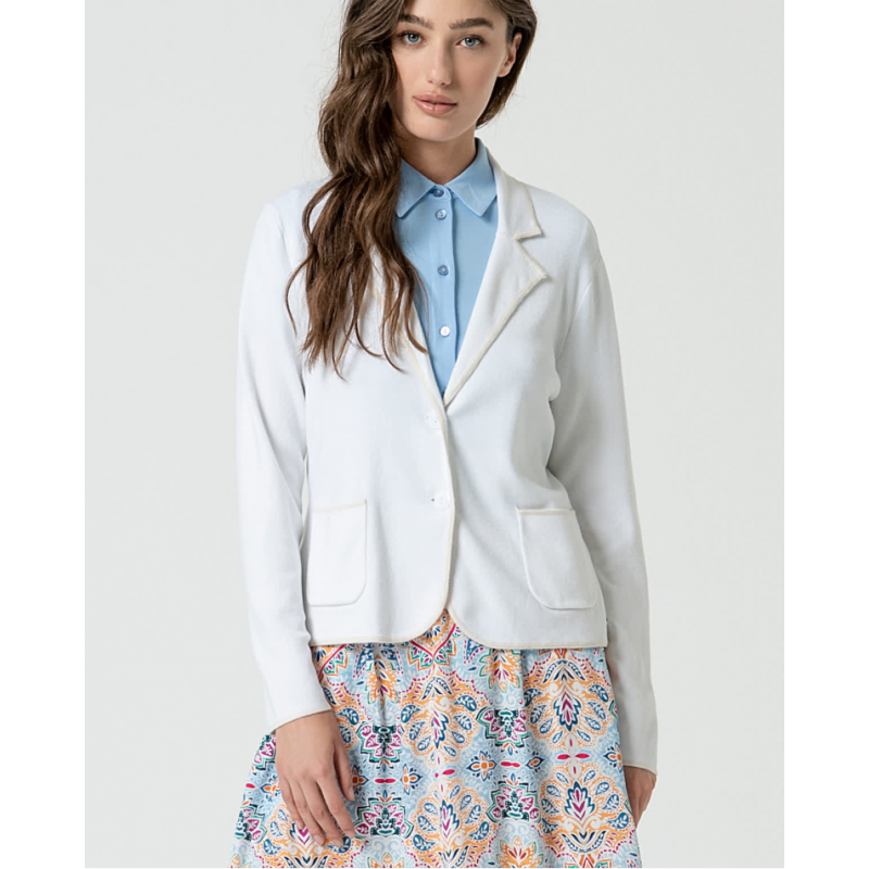 Blazer monopetto in maglia con bordo in panna vista anteriore indossato