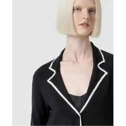 Blazer monopetto in maglia nero con bordi a contrasto bianco vista anteriore indossato in primo piano lo scollo