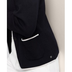 Blazer monopetto in maglia nero con bordi a contrasto bianco vista anteriore indossato in primo piano la tasca anteriore