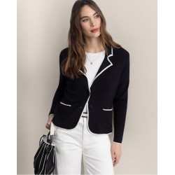 Blazer monopetto in maglia nero con bordi a contrasto bianco vista anteriore indossato