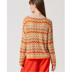Maglia in crochet arancio vista posteriore indossato
