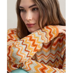 Maglia in crochet arancio vista anteriore indossato in primo piano il ricamo