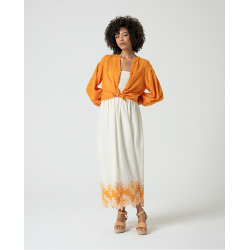 Blusa scollo a V arancio in cotone con inserti ricamo vista anteriore indossato