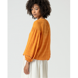 Blusa scollo a V arancio in cotone con inserti ricamo vista posteriore indossato