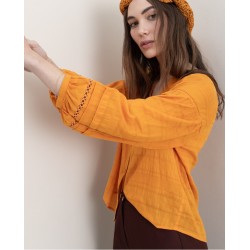 Blusa scollo a V arancio in cotone con inserti ricamo vista anteriore indossato