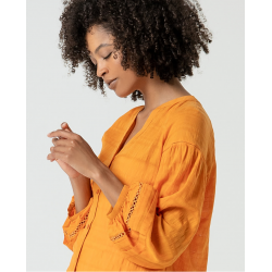 Blusa scollo a V arancio in cotone con inserti ricamo vista anteriore indossato