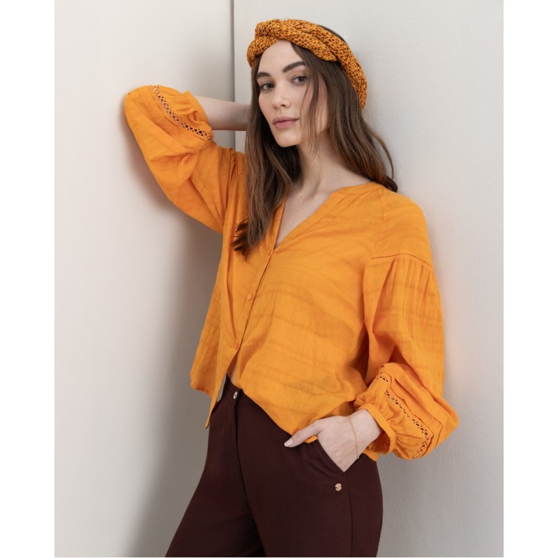 Blusa scollo a V arancio in cotone con inserti ricamo vista anteriore indossato