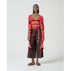 Cardigan lungo crochet fucsia vista anteriore indossato