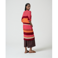 Cardigan lungo crochet fucsia vista posteriore indossato