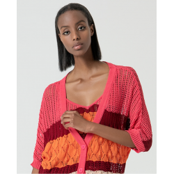 Cardigan lungo crochet fucsia vista anteriore indossato in primo piano