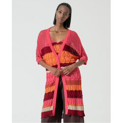 Cardigan lungo crochet fucsia vista anteriore indossato