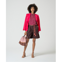 Camicia senza manica fantasia fucsia vista anteriore indossata