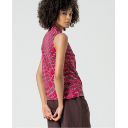 Camicia senza manica fantasia fucsia vista posteriore indossata