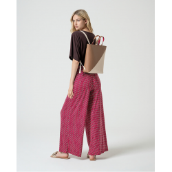 Pantaloni palazzo fantasia fucsia vista posteriore indossata