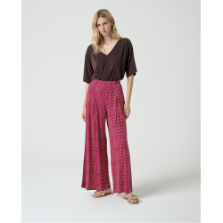 Pantaloni palazzo fantasia fucsia vista anteriore indossata