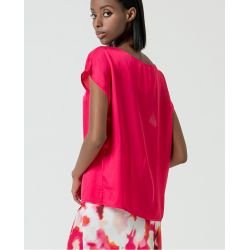Maglia satin scollo a barca fucsia vista posteriore indossata
