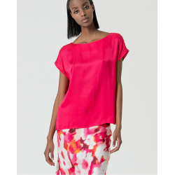 Maglia satin scollo a barca fucsia vista anteriore indossata