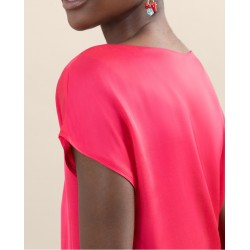 Maglia satin scollo a barca fucsia vista laterale indossata primo piano