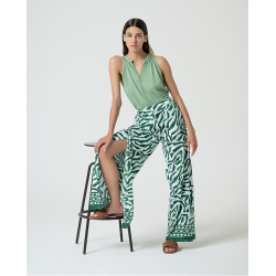 Top scollo all'americano verde con inserto in ricamo vista anteriore indossato