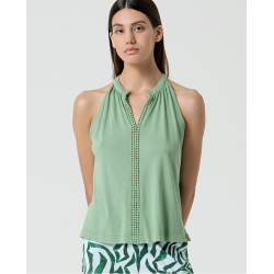 Top scollo all'americano verde con inserto in ricamo vista anteriore indossato
